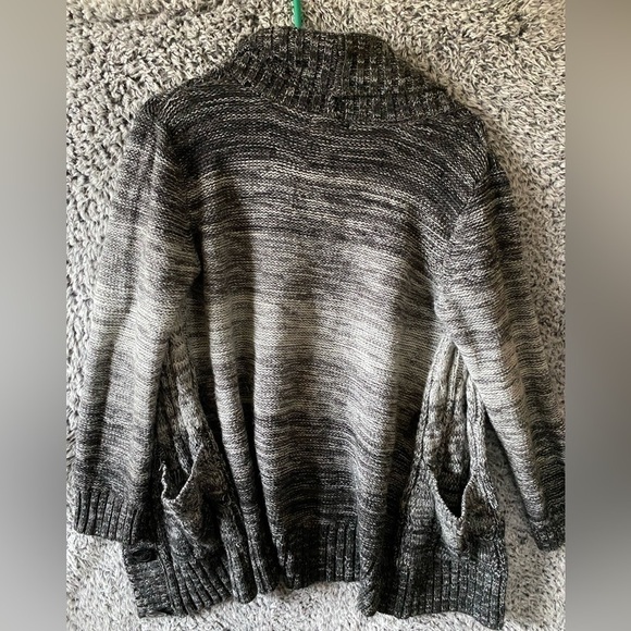 Women’s Gray Cardigan Size XL in Excellent Used Condition - Picture 2 of 3